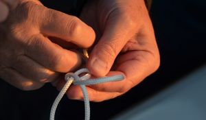 Knotenübung im abendlichen Praxisworkshop Seemannschaft